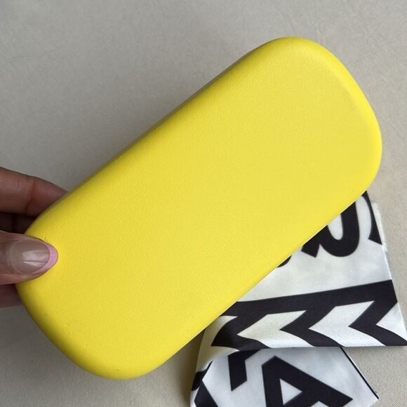 Marc Jacobs sunglasses Case and cleaning cloth - Picture 7 of 9